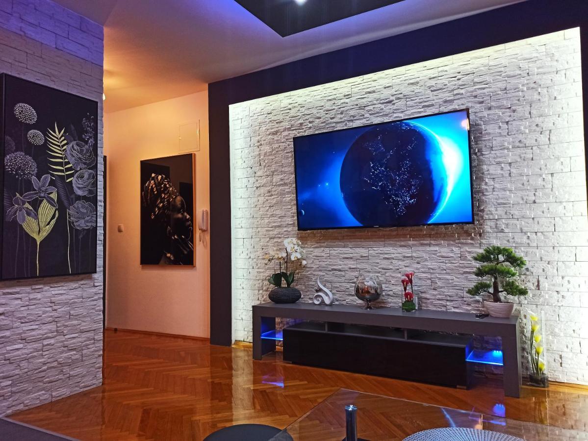 Apartman Aurelius - Private Parking Osijek Exteriör bild